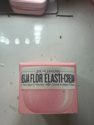 Beija Flor Elasti-Cream rosa box - Säljer denna sol de Janeiro krämen i doft 68!! Den är Andvänd ca 2-3 ggr. Säljer den pga. Av att jag inte gillar doften ❣️🥰