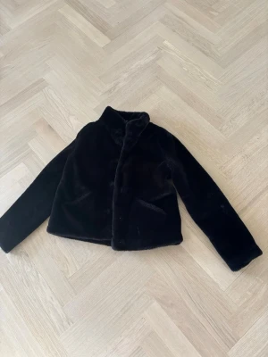 Svart pälsjacka från ONLY - Snygg svart pälsjacka från ONLY med mjukt fuskpälsmaterial. I storlek S och i jättefint skick förutom ena fickan som är lagad. Se på bild 3💞