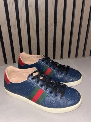 Gucci ace  - Säljer nu mina Gucci ace skor i väldigt bra skick, storlek 39 och dem är köpta i Gucci i Milano skorna är helt äkta. Nypris 8500kr, pris kan diskuteras vid köp, kom med bud. 👍