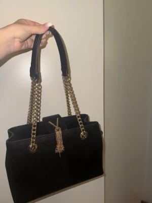 Valentino väska  - Bra skick säljer pga inte min stil längre av väskor … 