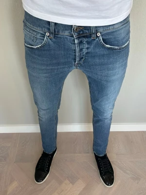 Dondup George Jeans - Tja säljer nu dessa riktigt snygga Dondup jeansen i storlek 33 där nypriset är cirka 4000kr och modellen är George, skick 9/10 vid minsta lilla fundering så är det bara att höra av sig!  Mvh Santén