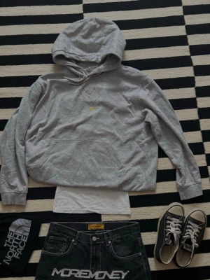 Weekday Hoodie - Grå hoodie från Weekday. Bra skick.