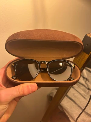 Svarta solglasögon från Tom Ford - Det här är ett par riktigt snygga och exklusiva solglasögon 🕶️ från Tom Ford. Mönstret är leopard design med lite guld färg. Inga defekter men kan va tecken på användning! Kom gärna in om du har frågor eller funderingar! Obs, pris ej hugget i sten!