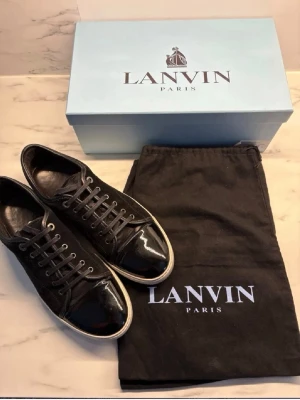 Lanvin cap toe skor - Säljer ett par Lanvin i perfekt skick. De har endast små tecken på användning såsom lite smutsig sulan undertill såklart men annars är de i väldigt fint skick. De är endast använda fåtal gånger och box och dustpåse som ses på bilden fås med. 
