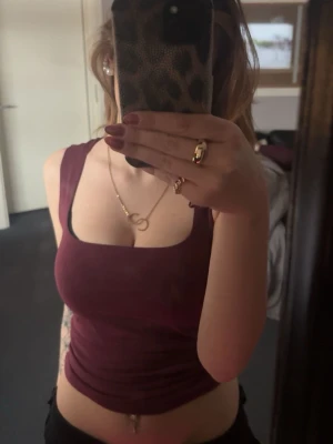 Vinröd Linnetop - Säljer en vinröd linnetopp från Gina Tricot med breda axelband och rundad halsringning. Endast provad, aldrig använd. 💕