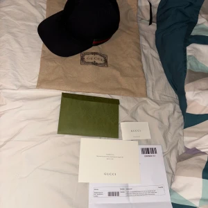 Gucci keps - Snygg svart keps från Gucci som jag inte använder längre. Kepsen är i storlek L och har tagit hand om den väl inga skador eller solblekt. Box,kvitto,dustbag med följer såklart. Tveka inte på att höra av er.