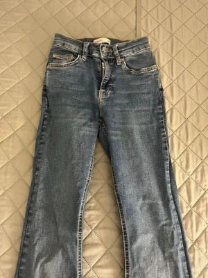 Mörkblå bootcut jeans  - Ett par klassiska blå bootcut jeans från Gina Tricot. Använda ett fåtal gånger, mycket bra skick, storlek 32.