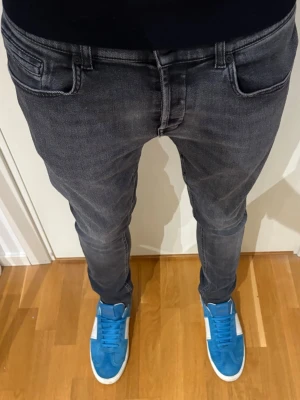 Dondup jeans - Säljer dessa tvär feta dondup jeans | Modell: George | Storlek: 34 | Mycket bra skick förutom en liten defekt som syns på sista bilden | Skriv vid minsta fråga eller fundering 🤝