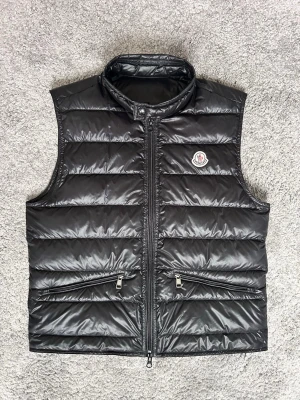 Moncler gui väst  - •9/10 skick - ✅ •Storlek - 2/M📏 •Inkluderat - väst •Fraktar - inom 24h📦Perfekt nu i för våren!