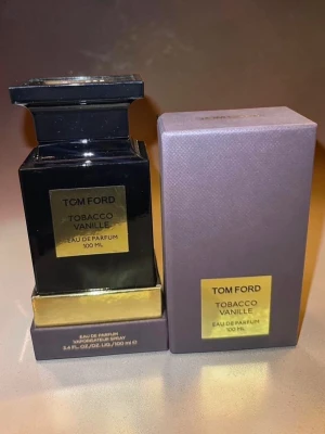 Tom Ford Tobacco Vanille EdP 100 ml - Tom Ford Tobacco Vanille Eau de Parfum i 100 ml flaska. Ospräyad, sprillans ny, mem dock öppnad.                                            Flaskan är svart med guldfärgad etikett och har en elegant, fyrkantig form. Kommer med matchande lila ask med guldfärgad etikett. En lyxig och ikonisk doft med inslag av tobak och vanilj.