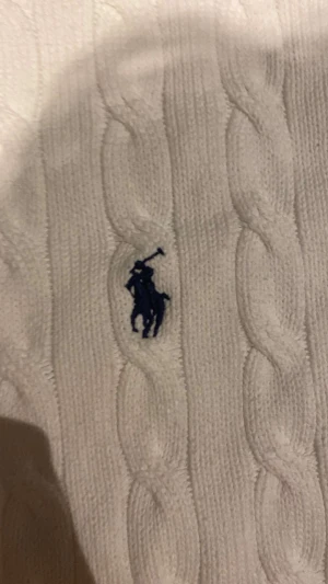 Vit kabelstickad tröja Polo Ralph Lauren - Vit kabelstickad tröja från Polo Ralph Lauren storlek M