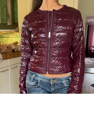 Vinröd glansig dunväst från Moncler - Colmar jacka, perfekt till våren, köp på Plick innan men har blivit för liten för mig.