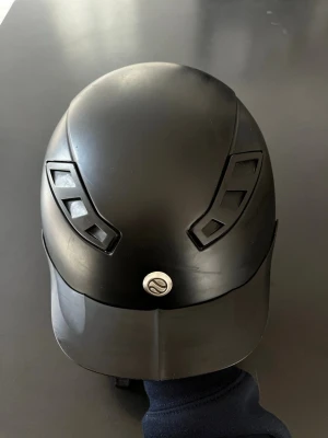 Svart ridhjälm Back on Track  - Säljer en Back on Track EQ3 Lynx ridhjälm i storlek M(54-58).  Hjälmen är utrustad med Mips för extra säkerhet. Svart, stilren design, bra ventilation och justerbar passform. Avtagbart och tvättbart foder. 