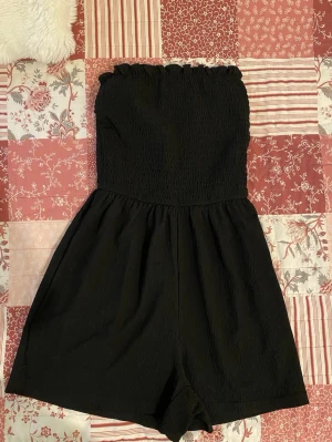 Onepiece  - Använd 1 gång. Nederdelen är som shorts.