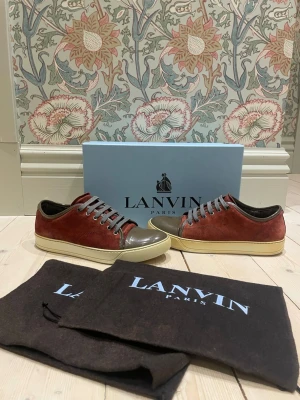 Lanvin cap toe - Snygga lanvin i ovanlig färg som är i storlek 42. Kommer med låda och två dustbags. Hör av er vid intresse!