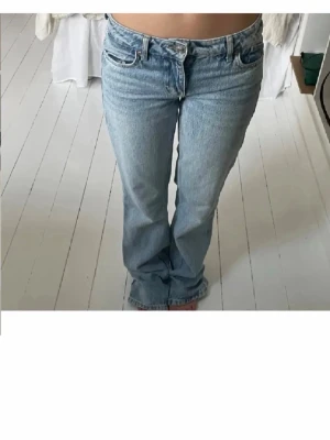 Ljusblå bootcut jeans Levi's - Säljer ett par ljusblå bootcut jeans från Zara med låg midja. Jeansen har en avslappnad passform och är tillverkade i denim. 