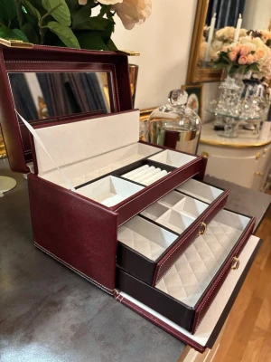 Vinröd stor smyckesbox med spegel - Stor smyxkeskrin i vinrött från Guldfynd, begagnat men i väldigt god skick. Originalpris 976kr men jag säljer 350kr. Perfekt för att organisera ringar, örhängen och halsband.