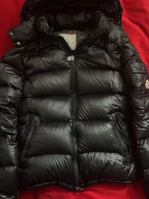 moncler maya jacka - bra skick väldigt skön och varm under kyla funkar även i lite varmare väder 