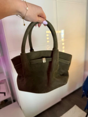Grön handväska -  handväska i mörkgrön mocka💕