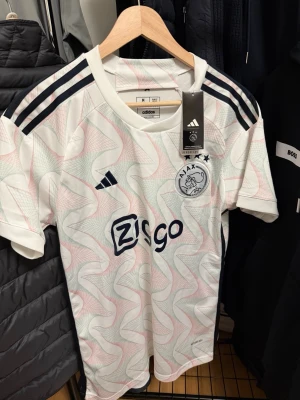 Ajax Fotbollströja - Ajax fotbollströja i storlek M, helt ny oanvänd