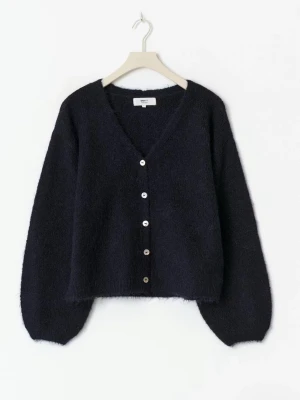 Mörkblå fluffig kofta med knappar - Mysig mörkblå kofta från Monki med fluffig textur och v-ringning. Koftan har långa, lite pösiga ärmar och stängs med fem silvriga knappar framtill. tyvärr för liten för mig nu 💙