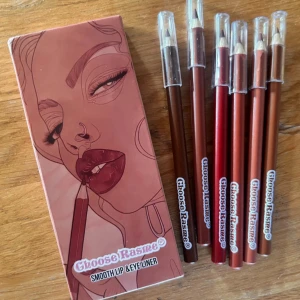 Fint set med lipliners! - Fint set med 5 lipliners i olika röda nyanser i fin förpackning från Choose Rasme. 