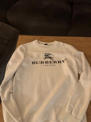 Burberry hoodie! - Riktig fin burberry hoodie för lågt pris! Storlek s, knappt använd.