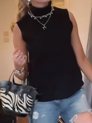 Svart ribbad polotopp - Stilren svart ribbad polotopp från Zara 