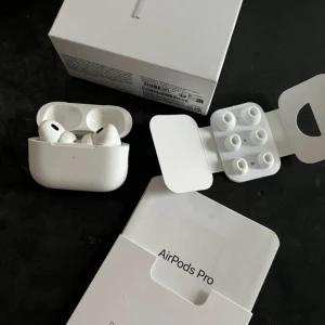 Hörlurar  - Hello I have for sale new, sealed headphones with great sound quality and works on iPhone and android Great for everyday use and sports Fast shipping Any questions or more information, please PM   #appleheadphones #wirelessheadphones #apple #ios #iphone #macbook #applewatch #applefan #technology #musiclover #electronics #gadget #sell #vint