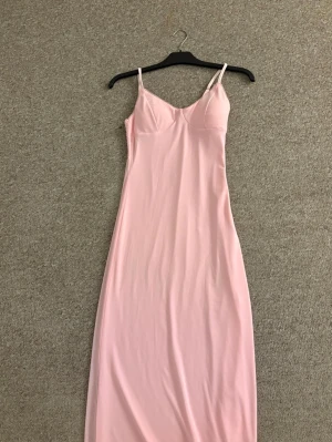 Ljusrosa långklänning  - Säljer denna söta klänning som aldrig kommit till användning ❣️den är i fint skick och i storlek S