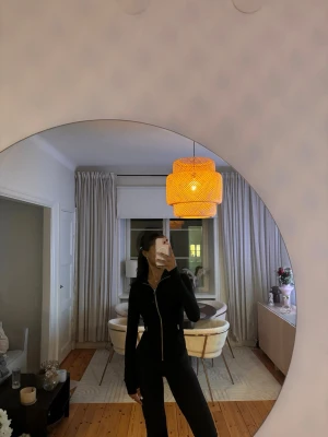 Svart zip-jacka  - Säljer en svart sportjacka  med guldiga dragkedjor och detaljer. Jackan har hög krage, långa ärmar med tumhål och figurnära passform. Perfekt för träning eller att slänga på sig till och från gymmet.