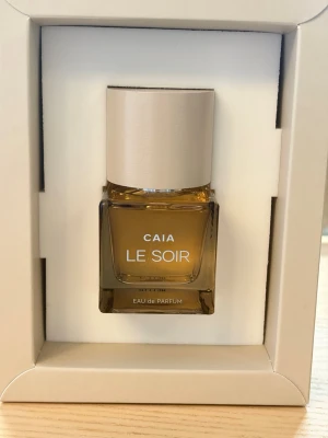CAIA LE SOIR - Le soir är en parfym från Caia med noter av: mandarin, svarta vinbär, rosépeppar, jasmin, apelsinblomma, karamell, vanilj, bärnsten och guaiacträ. En sensuell och lyxig doft som passar bra både till vardags och till en utekväll.💗