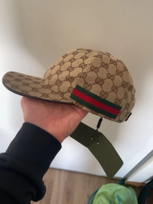 Gucci keps med GG-mönster - Gucci keps canvas helt ny mycket bra i skick sömnen är perfekt. PRIS KAN DISKUTERAS. Fler frågor är det bara att skriva 