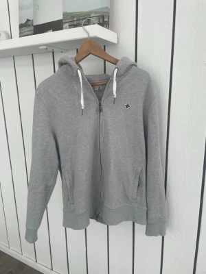 Morris zip hoddie - Riktigt snygg Morris zip hoddie skulle säga den passar M ochså, skriv vid funderingar 