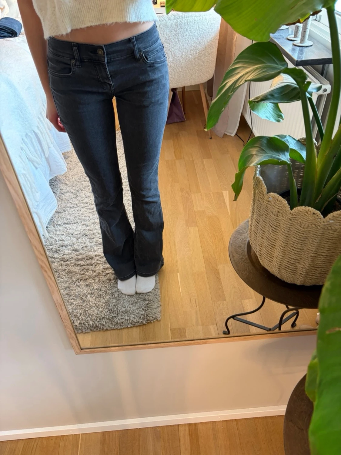 Mörkgrå bootcut jeans från subdued