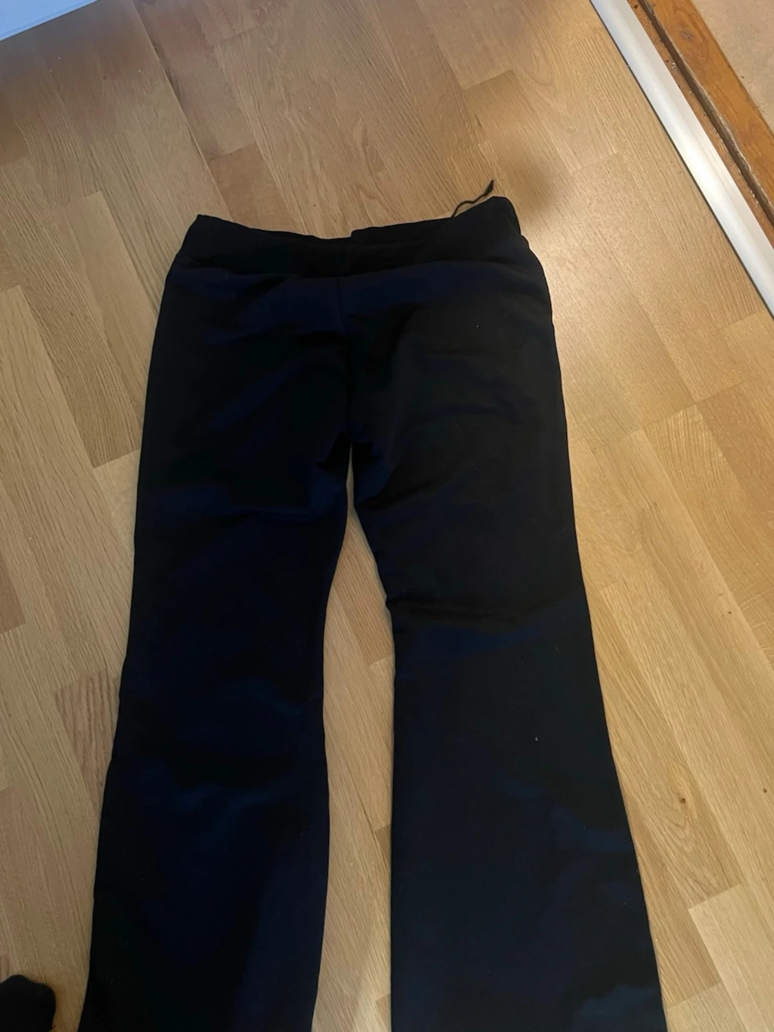 Svarta lågmidjade byxor me utsvängda  - 1