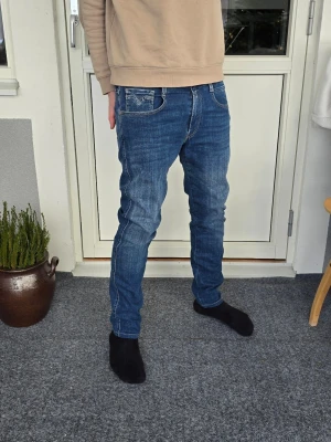 Replay jeans - Snygga Replay jeans I storlek W31/L32. Modellen på jeansen är Anbass, vilket är den mest populära modellen. Sedan är jeansen också gjorda i det lite dyrare Hyperflex materialet vilket gör byxorna lite stretchiga. Skriv om du har några funderingar! 😄