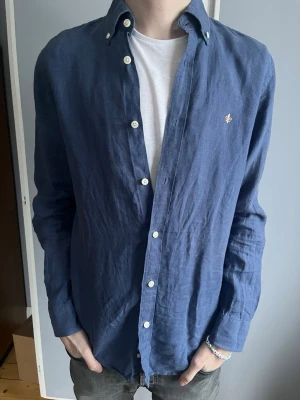 Morris skjorta - Säljer denna riktigt fräscha Morris skjortan. Skjortan är väl omhändertagen och i bra skick. Den är i storlek xs men passar även S. Nypris är runt 1300kr, jag säljer den för 500kr. Hör av dig om du har några funderingar🙌