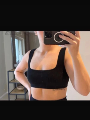 svart söt topp - köpt på chiquelle om jag minns rätt, använd 2-3 ggr. Storlek XS men passar även S. 