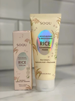 SOQU Rice Serum & Cleansing Foam - Fuktgivande och lystergivande set från SOQU med Rice Serum (50 ml) och Rice Cleansing Foam (200 ml). Båda innehåller risextrakt, hyaluronsyra och niacinamid. Förpackningarna är ljusa med guldiga detaljer och har en modern, stilren design. Nypris 449 mitt pris 199
