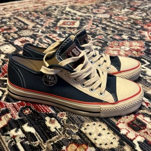 Mörkblå YBN canvas sneakers - Snygga mörkblå sneakers från YBN med klassisk låg modell. Ny skick typ, går gärna ner i pris vid snabb affär