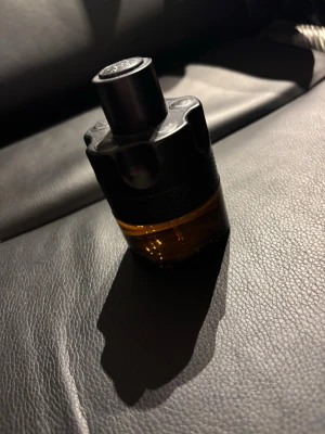 Azzaro THE MOST WANTED PARFUM - . AZARRO THE MOST WANTED PARFUM. 50ml. Har sprayat ungefär 20 sprut så är ungefär 47 ml i flaskan. Pris kan diskuteras vid snabb affär!