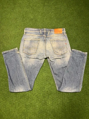 Replay anbass - Replay anbass Storlek W32 L32, Jeansen är väl använda och i okej skick. Hör av er vid minsta funderingar!