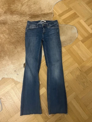 Blå bootcut jeans - Säljer ett par blå low waist bootcut jeans från Zara🩷