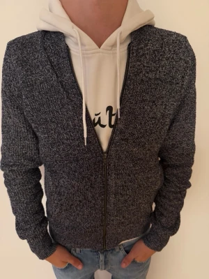 Bodyguard cardigan - Säljer en cardigan från bodyguard med full zip. Modellen är ca 175 cm lång. Hör av er vid funderingar!