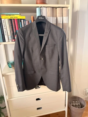 Kavaj tiger of Sweden  - Kavaj ifrån tiger of Sweden i klassiskt format för en casual kväll eller mer uppklätt. Använd fåtal gånger och i nytt skick. Made in italy