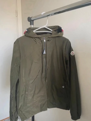 Moncler windbreaker  - Moncler windbreaker  |  Storlek S  |  Säljs för 1799kr  |  pris går att diskutera vid snabb affär  |  skriv till mig vid minsta intresse!😄