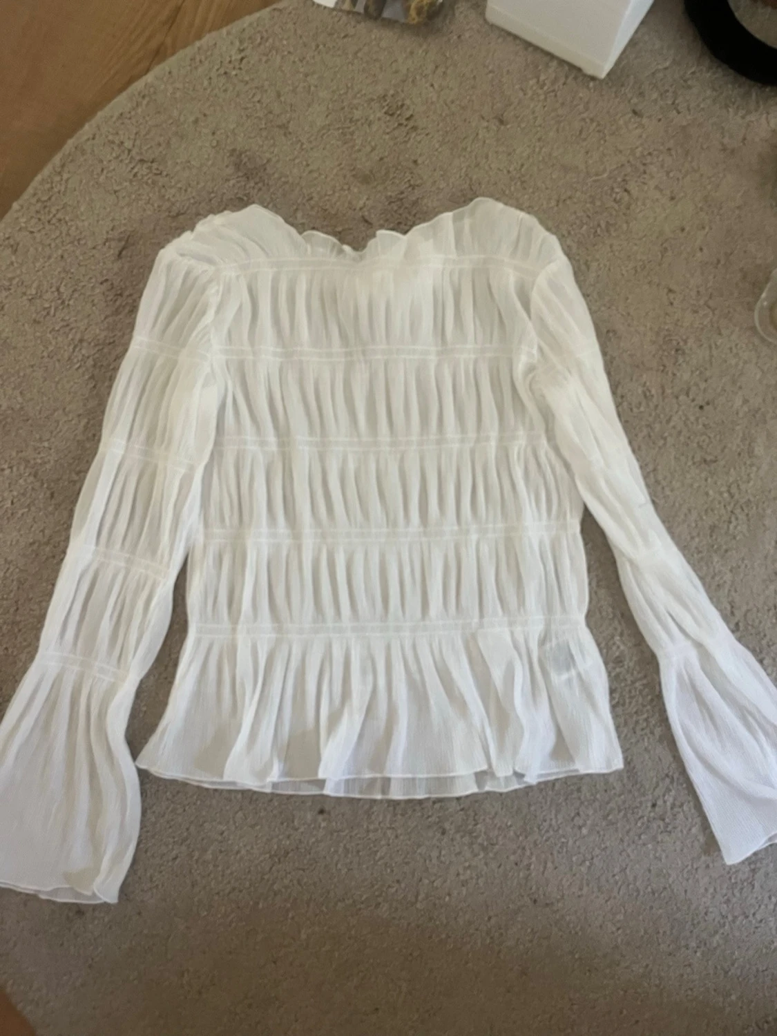 Vit plisserad blus med volang