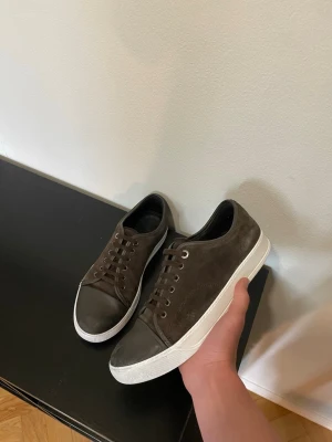 Vita/ljusbruna skor från Lanvin - Säljer dessa fina Skor från Lanvin / skick 8,5/10 små synliga skador/ storlek 42 passar 43 / kontakta via intresse eller annat och pris kan alltid diskuteras!😊