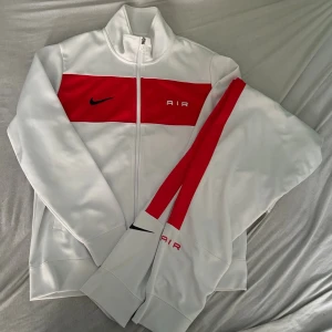 Nike Dress  - Hej! Jag säljer ett riktigt fint nike dress, har använt den 1-2 gånger max och sen har den bara legat i garderoben senaste 1-2 åren. Koftan är L och byxorna XL men byxorna är lite mindre i storlek så de passar som L också. Pris kan diskuteras vid snabbaffär